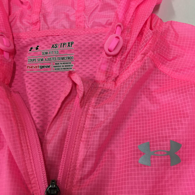 UNDER ARMOUR(アンダーアーマー)の小さめ新品アンダーアーマーレディースパーカーサイズXS送料込1500円 レディースのジャケット/アウター(ナイロンジャケット)の商品写真