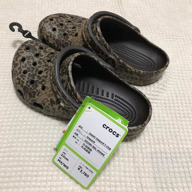 crocs(クロックス)のクロックス classic leopard  キッズ/ベビー/マタニティのキッズ靴/シューズ(15cm~)(サンダル)の商品写真