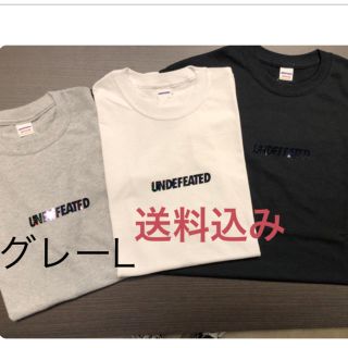 アンディフィーテッド(UNDEFEATED)のグレーL 送料込み 定価以下 undefeated ホログラムロゴT 半袖(Tシャツ/カットソー(半袖/袖なし))