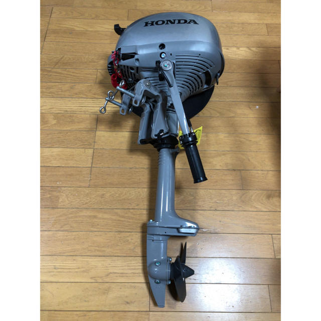 ホンダ(ホンダ)の☆新品・未使用☆ ホンダ2馬力船外機  予備プロペラ、エンジンオイル、工具付き スポーツ/アウトドアのフィッシング(その他)の商品写真