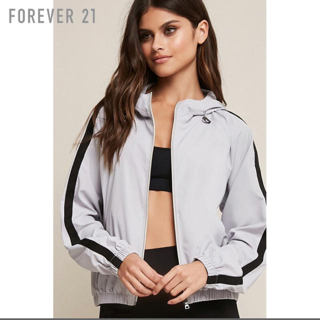 FOREVER 21(フォーエバートゥエンティーワン)の値下げ☆定価2490円 今期forever21 スポーツ ウインドブレーカー  スポーツ/アウトドアのトレーニング/エクササイズ(ウォーキング)の商品写真