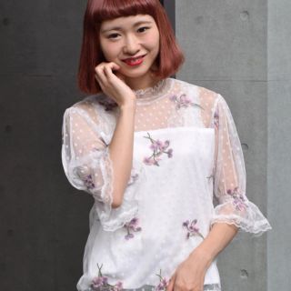 ダブルクローゼット(w closet)のドットチュール花柄刺繍プルオーバー(シャツ/ブラウス(半袖/袖なし))