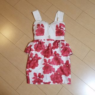 デイジーストア(dazzy store)のdazzy♥薔薇柄ペプラムミニドレス(ミニドレス)