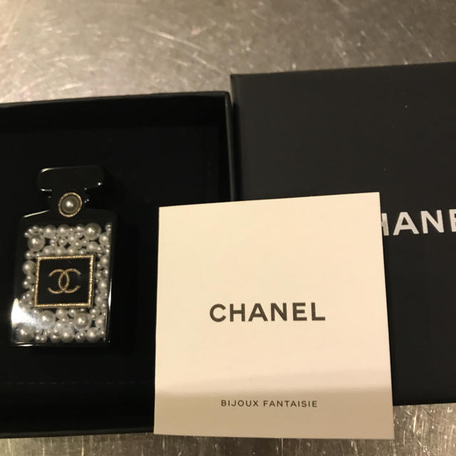 CHANEL(シャネル)の今季完売 未使用 CHANEL 香水瓶 パール ブローチ レディースのアクセサリー(ブローチ/コサージュ)の商品写真