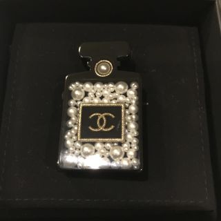 シャネル(CHANEL)の今季完売 未使用 CHANEL 香水瓶 パール ブローチ(ブローチ/コサージュ)