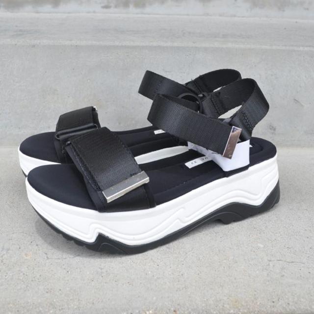 ZARA(ザラ)の送料込23.5cm☆ZARA ザラ ウェッジソール ストラップ サンダル 黒 レディースの靴/シューズ(サンダル)の商品写真