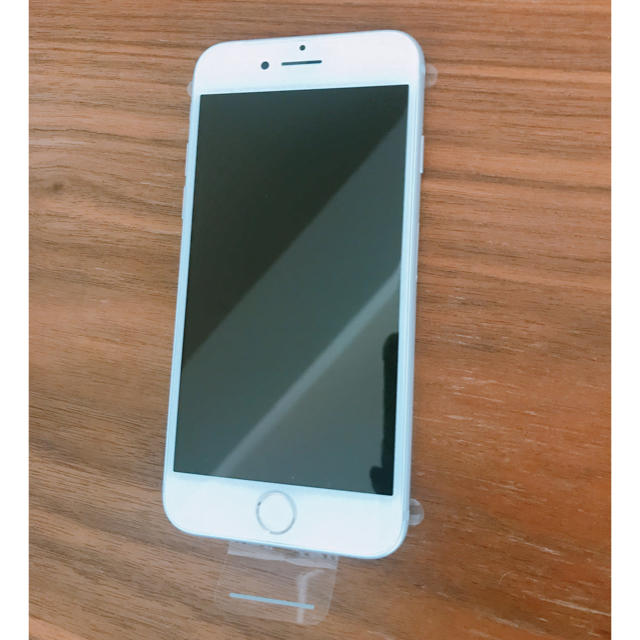 Apple(アップル)のiPhone7 シルバー 32GB スマホ/家電/カメラのスマートフォン/携帯電話(スマートフォン本体)の商品写真