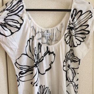 アメリカンイーグル(American Eagle)の白×黒 花柄カットソー(カットソー(半袖/袖なし))