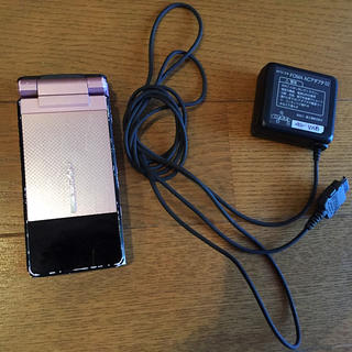 エヌティティドコモ(NTTdocomo)のN905i ピンクと充電器 ガラケー(携帯電話本体)