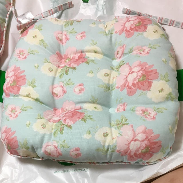 LAURA ASHLEY - ローラアシュレイ 2Pシートクッション 新品の通販 by ともちん's shop｜ローラアシュレイならラクマ