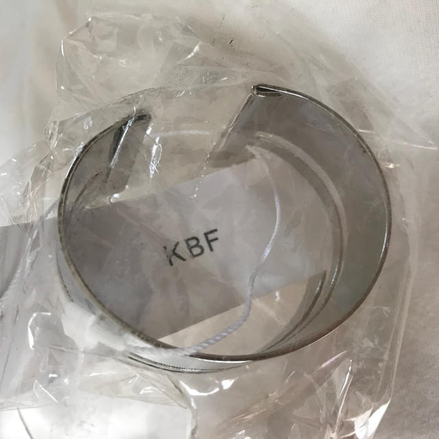 KBF(ケービーエフ)の新品★KBFメタルラインバングル レディースのアクセサリー(ブレスレット/バングル)の商品写真