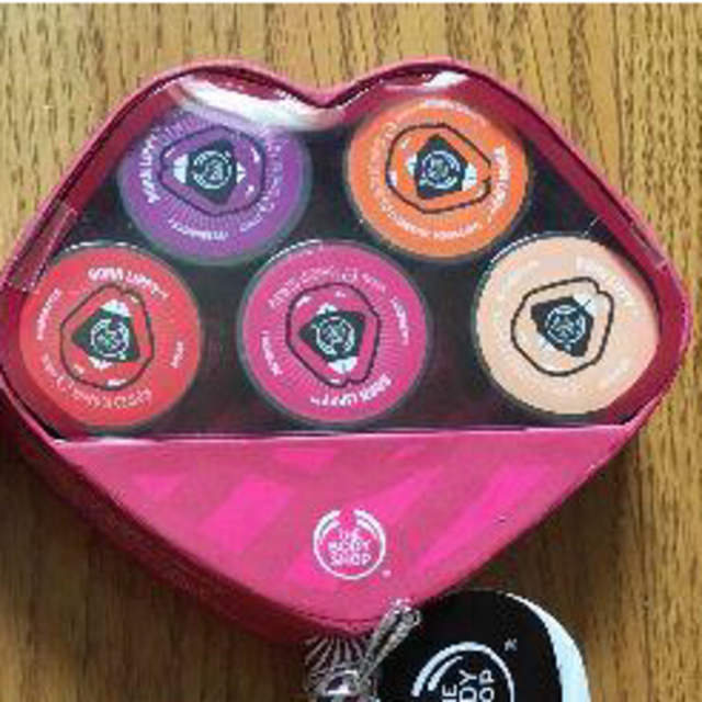 THE BODY SHOP(ザボディショップ)の新品　ザ・ボディショップ　限定品　ボーンリッピー リップバーム 5個セット コスメ/美容のベースメイク/化粧品(リップグロス)の商品写真