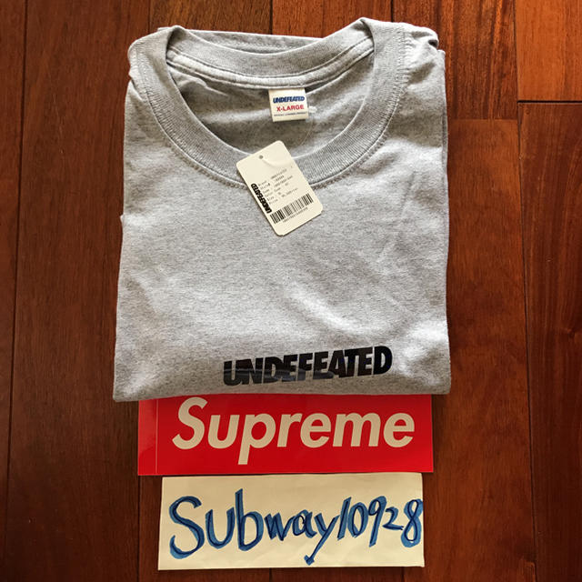 UNDEFEATED(アンディフィーテッド)の送料無料 UNDEFEATED HOLOGRAPHIC LOGO TEE XL メンズのトップス(Tシャツ/カットソー(半袖/袖なし))の商品写真