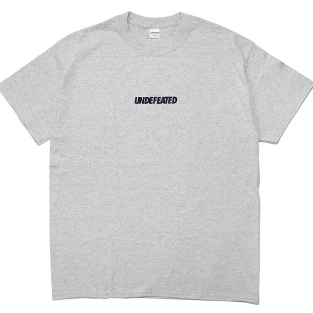 UNDEFEATED(アンディフィーテッド)の送料無料 UNDEFEATED HOLOGRAPHIC LOGO TEE XL メンズのトップス(Tシャツ/カットソー(半袖/袖なし))の商品写真