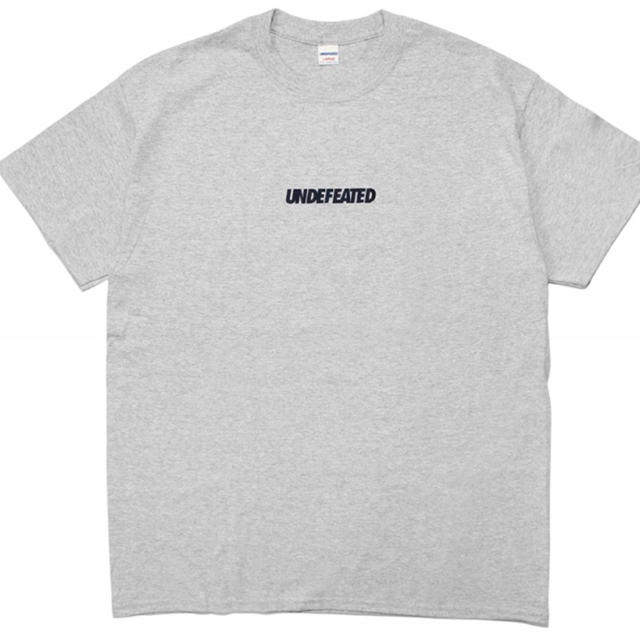 UNDEFEATED(アンディフィーテッド)の送料無料 UNDEFEATED HOLOGRAPHIC LOGO TEE L メンズのトップス(Tシャツ/カットソー(半袖/袖なし))の商品写真