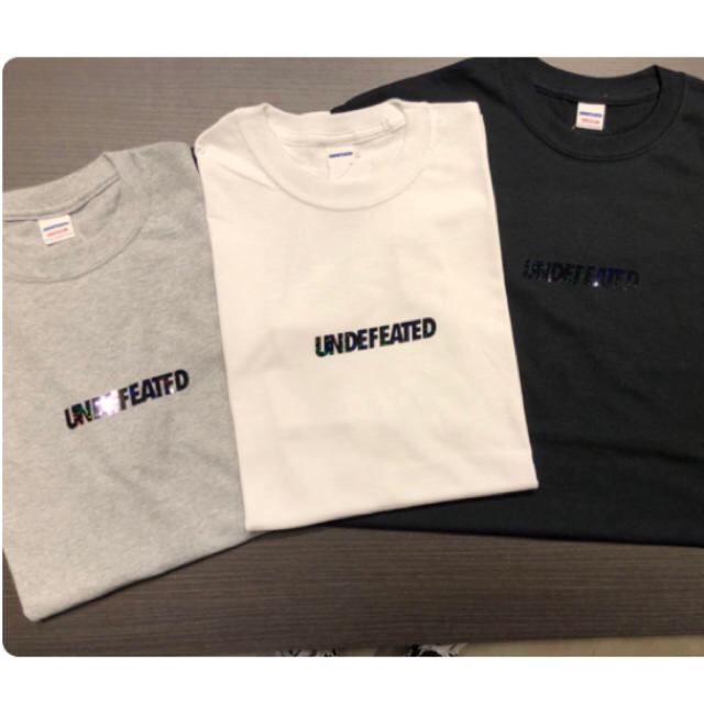 UNDEFEATED(アンディフィーテッド)のUNDEFEATED HOLOGRAPHIC LOGO S/S TEE メンズのトップス(Tシャツ/カットソー(半袖/袖なし))の商品写真
