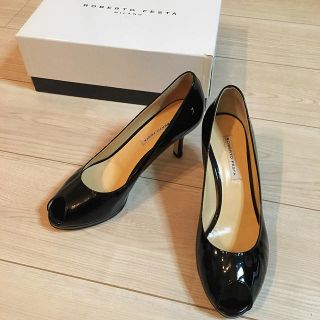 プラダ(PRADA)のROBERTO FESTA エナメルオープントウパンプス(ハイヒール/パンプス)