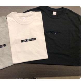 アンディフィーテッド(UNDEFEATED)のUNDEFEATED HOLOGRAPHIC LOGO S/S TEE 黒(Tシャツ/カットソー(半袖/袖なし))