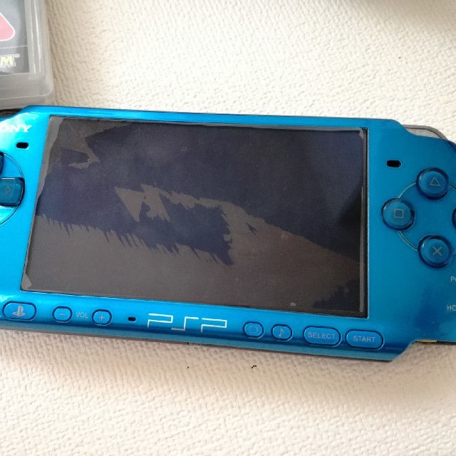 PlayStation Portable(プレイステーションポータブル)のPSP3000本体&ソフト３本セット エンタメ/ホビーのゲームソフト/ゲーム機本体(携帯用ゲーム機本体)の商品写真