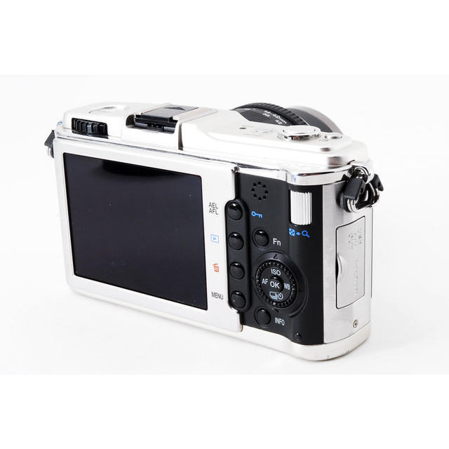 OLYMPUS(オリンパス)の★クールなシルバー♪スマホに写真を送れる★オリンパス E-P1 レンズキット スマホ/家電/カメラのカメラ(ミラーレス一眼)の商品写真