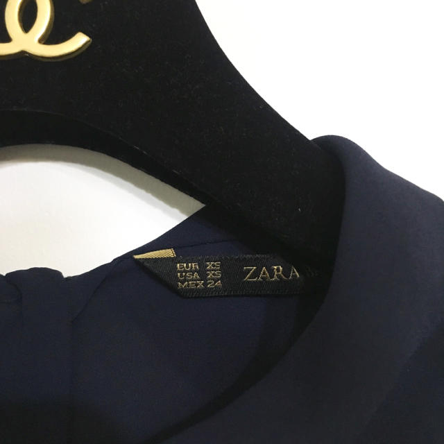 ZARA(ザラ)のZARA ビジューボタンノースリーブブラウス✳︎送料込 レディースのトップス(シャツ/ブラウス(半袖/袖なし))の商品写真