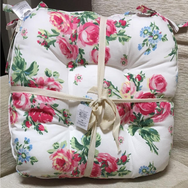 専用【ローラアシュレイ】シートクッション4枚 紐なし 息苦しかっ 専用【ローラアシュレイ】シートクッション4枚 紐なし 息苦しかっ