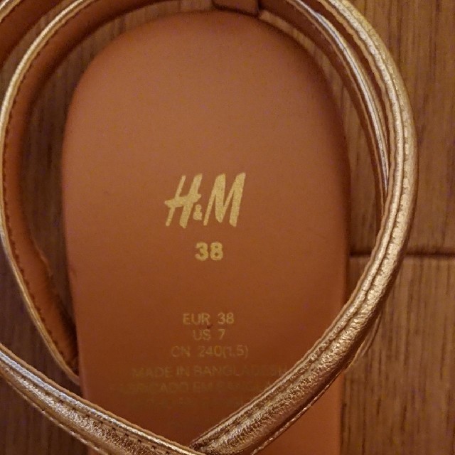 H&M(エイチアンドエム)のH&M♪ゴールドクロスサンダル♪新品 38 レディースの靴/シューズ(サンダル)の商品写真