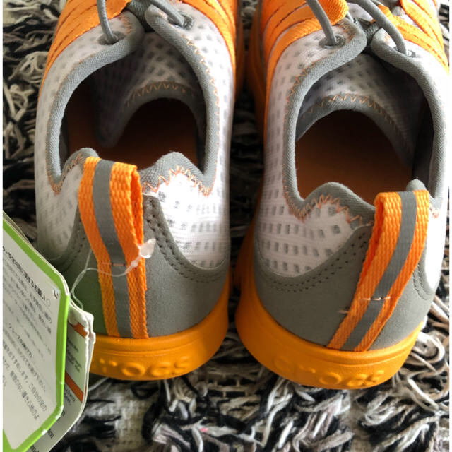 crocs(クロックス)の新品『crocs 軽量スニーカー』 キッズ/ベビー/マタニティのキッズ靴/シューズ(15cm~)(スニーカー)の商品写真