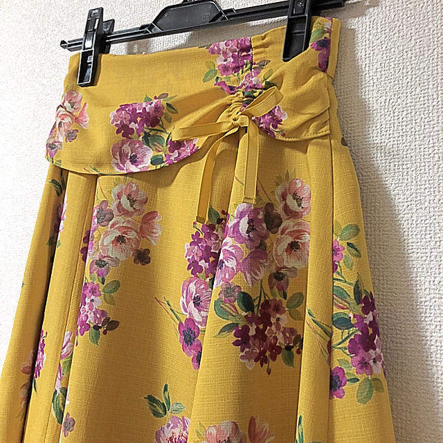 JILL by JILLSTUART(ジルバイジルスチュアート)のジルバイ 花柄 スカート レディースのスカート(ひざ丈スカート)の商品写真