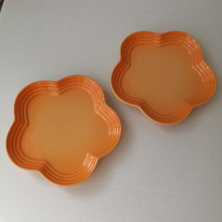 ルクルーゼ(LE CREUSET)の【専用】ル・クルーゼ　フラワープレートSサイズ　キャロットオレンジ(食器)