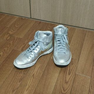 ナイキ(NIKE)のNIKEシルバーハイカットスニーカー(スニーカー)