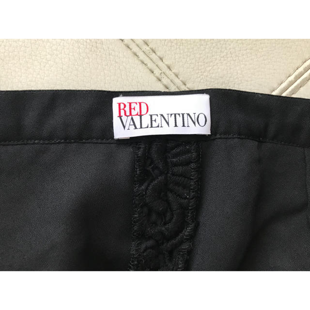 RED VALENTINO(レッドヴァレンティノ)の【お値下】レッドバレンチノ ブラックレースショートパンツ サイズ40（9号位） レディースのパンツ(ショートパンツ)の商品写真