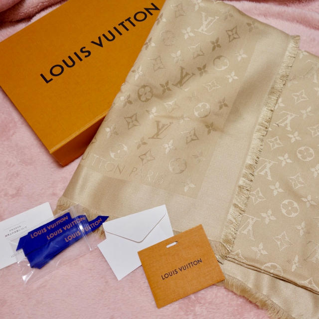 LOUIS VUITTON(ルイヴィトン)の💗メッセージカード付き💗新品未使用ルイヴィトン 大判ストール レディースのファッション小物(財布)の商品写真