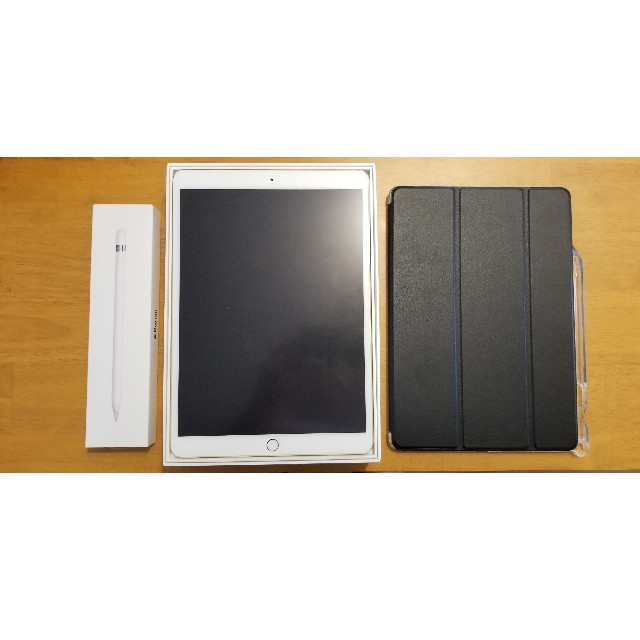 iPad(アイパッド)のipad pro(10.5インチ)WiFi64GGOLD アイペンシル付 スマホ/家電/カメラのPC/タブレット(タブレット)の商品写真