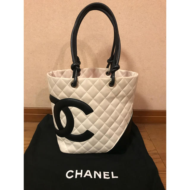 CHANEL(シャネル)のCHANEL カンボンライン 白 レディースのバッグ(ハンドバッグ)の商品写真