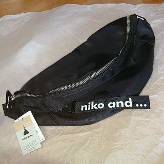 ニコアンド(niko and...)の完売品！ニコアンド ボディバック ブラック(ボディバッグ/ウエストポーチ)