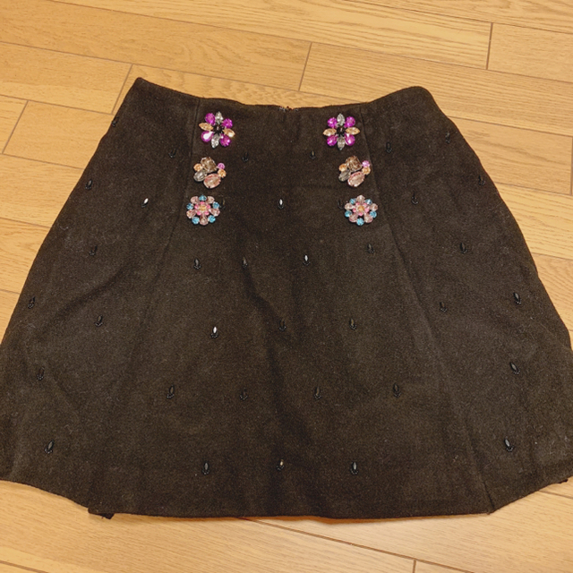 Lily Brown(リリーブラウン)のlilybrown ビジューボタンスカート レディースのスカート(ミニスカート)の商品写真