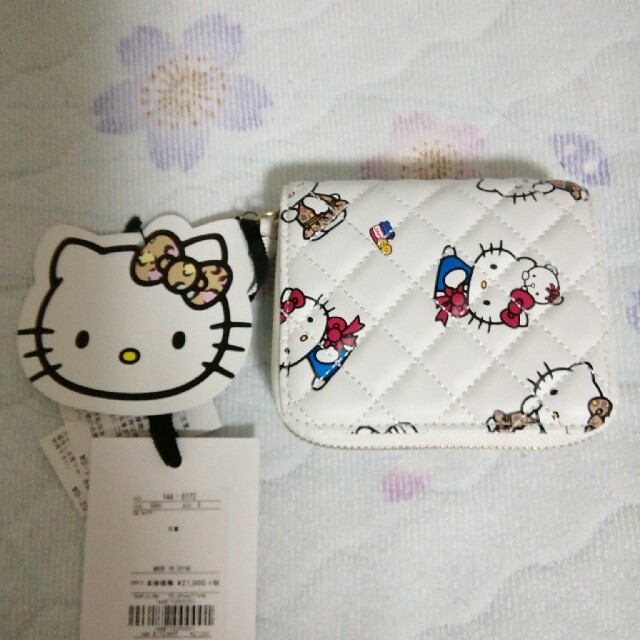 ファッション小物nina mew  Hello Kitty  二つ折り財布