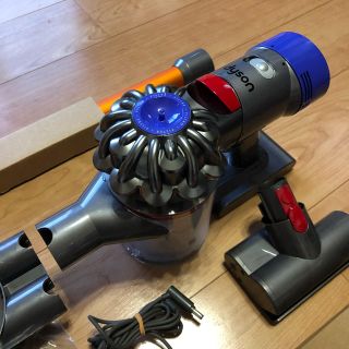 Dyson - Dyson V8 Fluffy+ コードレスクリーナー 付属品多数の通販 by