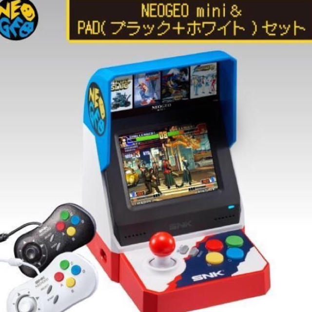 NEOGEO(ネオジオ)のNEOGEO mini ＋ NEOGEO mini PADパッド（白＋黒）セット エンタメ/ホビーのゲームソフト/ゲーム機本体(家庭用ゲーム機本体)の商品写真