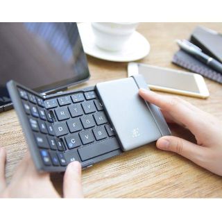 Bluetooth Keyboard 3つ折りタイプ ケース付属 ブラック　携帯(その他)