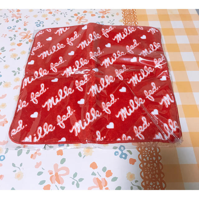 MILKFED.(ミルクフェド)のミルクフェド  新品 タオル ハンカチ milkfed レッド ロゴ レディースのファッション小物(ハンカチ)の商品写真