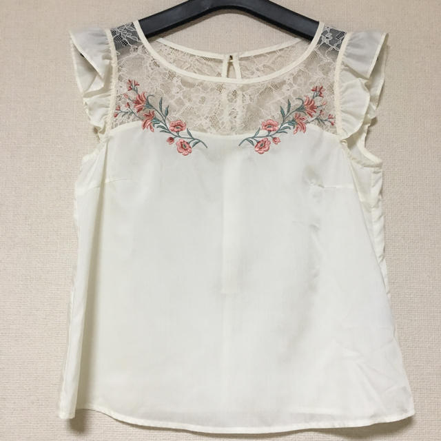 JILL by JILLSTUART(ジルバイジルスチュアート)のジルスチュアート  可愛いお花刺繍とレースのプルオーバー  S  ほぼ未使用 レディースのトップス(シャツ/ブラウス(半袖/袖なし))の商品写真