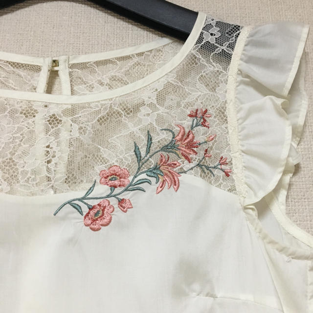 JILL by JILLSTUART(ジルバイジルスチュアート)のジルスチュアート  可愛いお花刺繍とレースのプルオーバー  S  ほぼ未使用 レディースのトップス(シャツ/ブラウス(半袖/袖なし))の商品写真