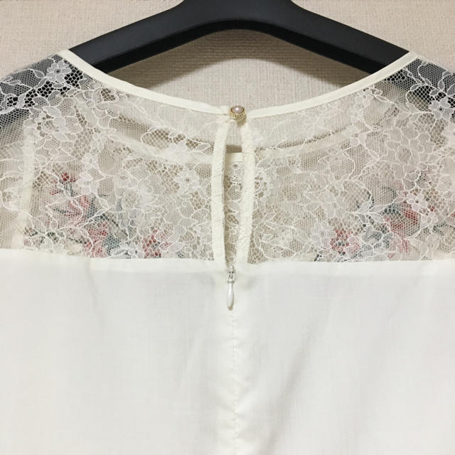 JILL by JILLSTUART(ジルバイジルスチュアート)のジルスチュアート  可愛いお花刺繍とレースのプルオーバー  S  ほぼ未使用 レディースのトップス(シャツ/ブラウス(半袖/袖なし))の商品写真