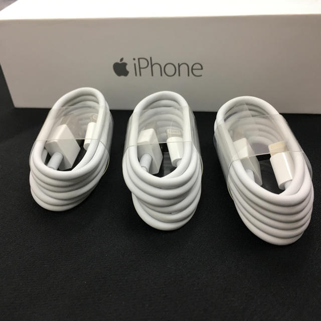 iPhone(アイフォーン)の1m×3本セット+アダプター1個 iPhone 純正品新品 Apple  スマホ/家電/カメラのスマートフォン/携帯電話(バッテリー/充電器)の商品写真