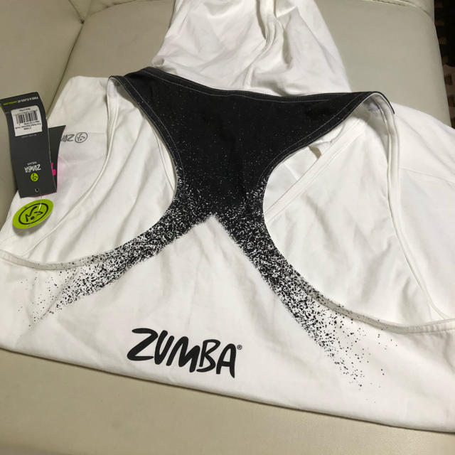 Zumba(ズンバ)のzumba ウェアー Ｌサイズ ホワイト フード付き ノースリーブ レディースのトップス(タンクトップ)の商品写真