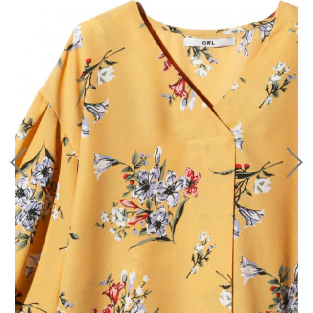 GRL(グレイル)のGRL 花柄フレアスリーブトップス イエロー レディースのトップス(シャツ/ブラウス(半袖/袖なし))の商品写真