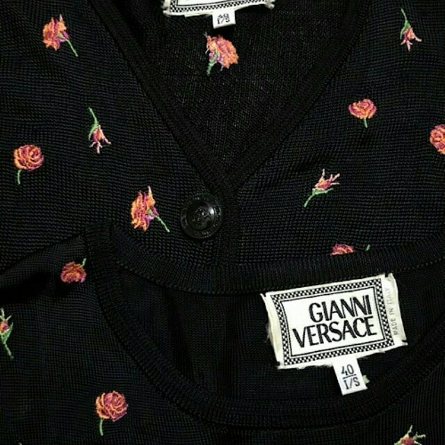 Gianni Versace(ジャンニヴェルサーチ)の❤Angie様専用❤GIANNI VERSACE.薔薇刺繍アンサンブル. レディースのトップス(アンサンブル)の商品写真