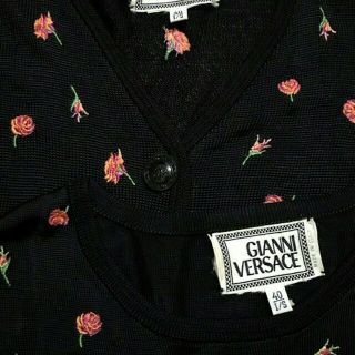 ジャンニヴェルサーチ(Gianni Versace)の❤Angie様専用❤GIANNI VERSACE.薔薇刺繍アンサンブル.(アンサンブル)